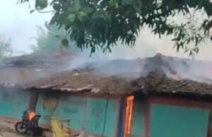 शिक्षक की दिनदहाड़े बेरहमी से हत्या, हत्याकांड के बाद गांव में भड़की हिंसा, नाराज परिजनों नेआरोपियों का घर फूंका