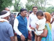 बाढ़ प्रभावित परिवारों के बीच पहुंचे वन मंत्री केदार कश्यप, हरसंभव मदद का दिलाया भरोसा
